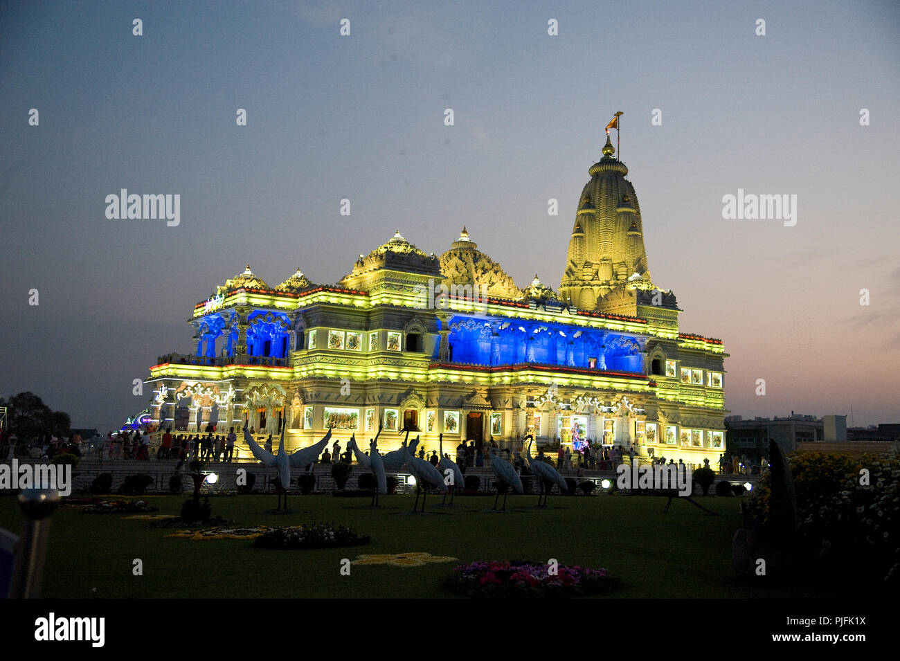 2016-prem-mandir-the-temple-of-divine-love-at-night-in-vrindavan