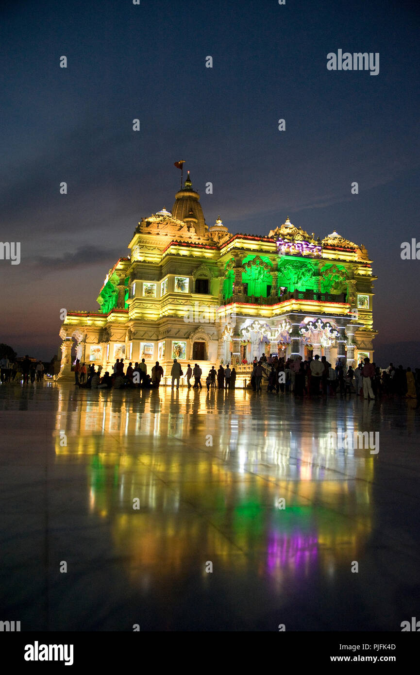 2016-prem-mandir-the-temple-of-divine-love-at-night-in-vrindavan