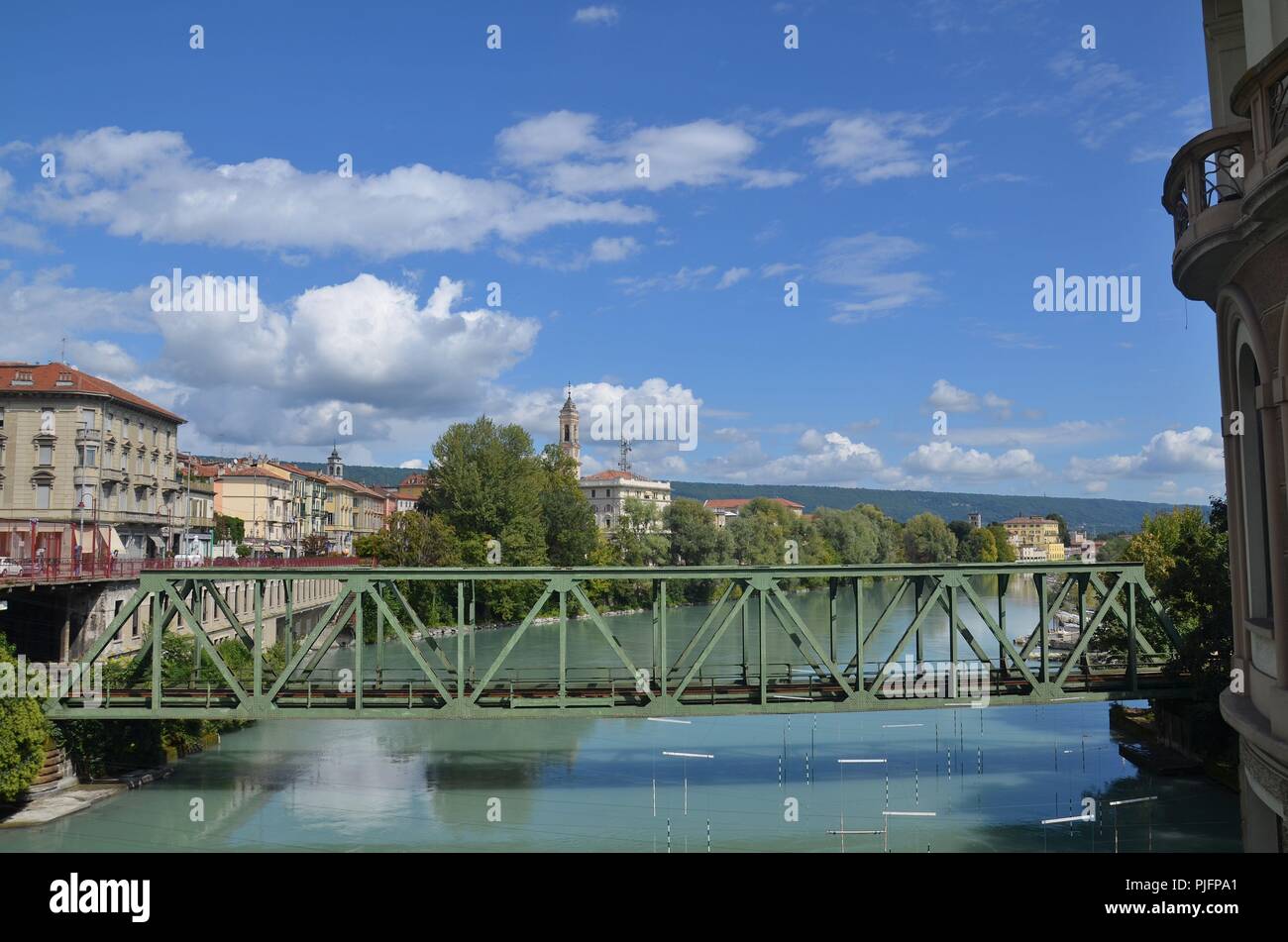 Ivrea (Provinz Piemont) am Fluss Dora Baltea, Italien: Eisenbahnbrücke Stock Photo