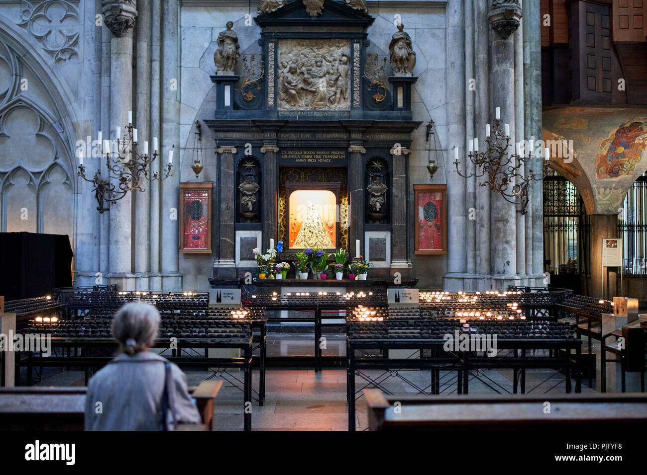 Cologne Cathedral, The Magi Altar (Altar of the Three Kings), black marble and pale alabaster Heribert Neuss between 1668 and 83. Quiet prayer Stock Photo