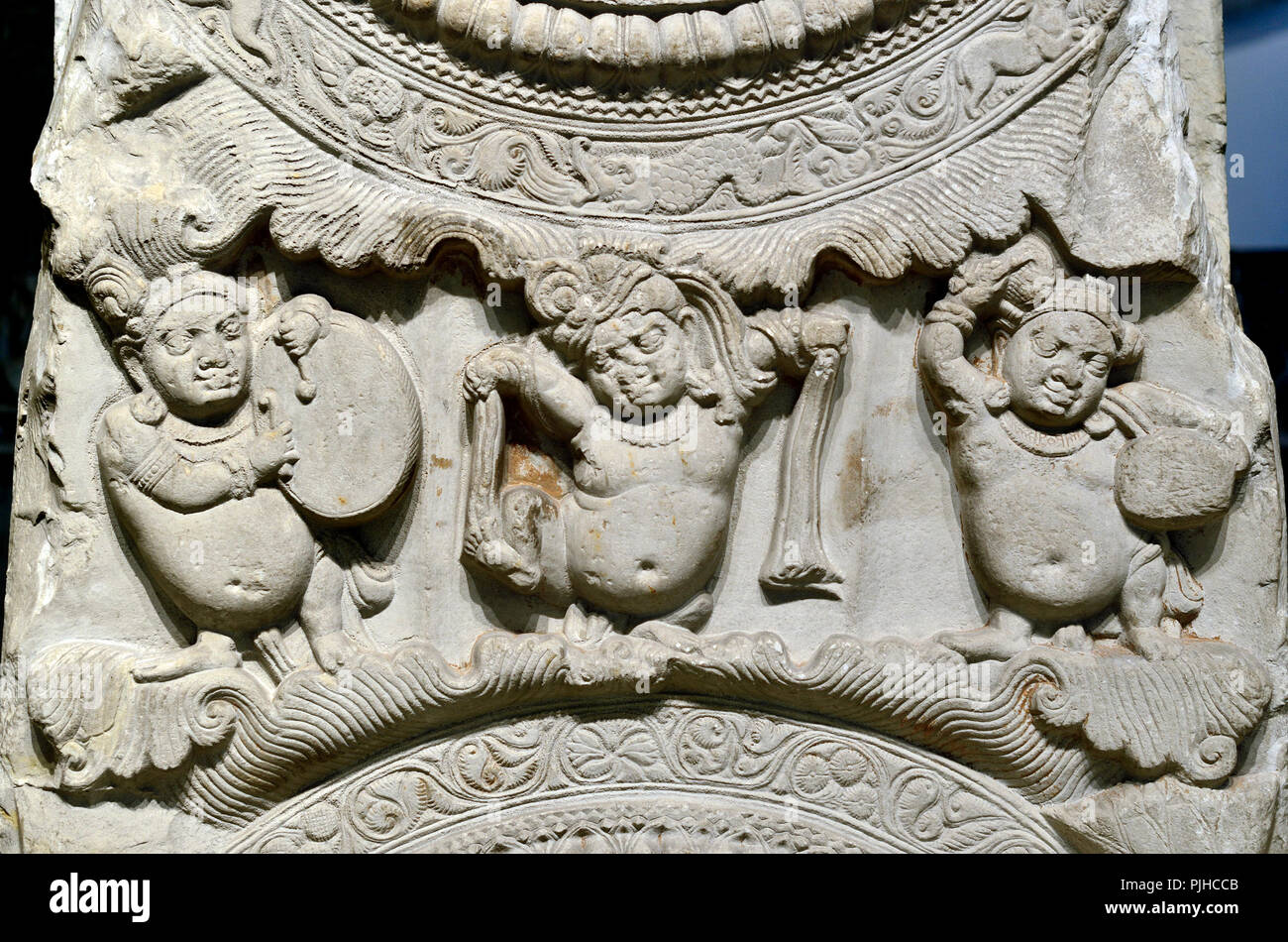 Limestone Railing Pillar from the Great Shrine at Amaratavi (present day Andhra Pradesh) Dwarves playing drums. British Museum, Bloomsbury, London, En Stock Photo