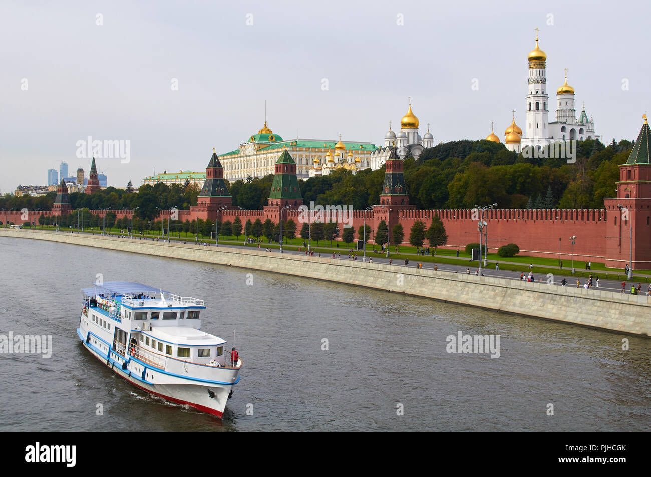 Moscow Kremlin and Moscow river in cloudy day Stock Photo - Alamy