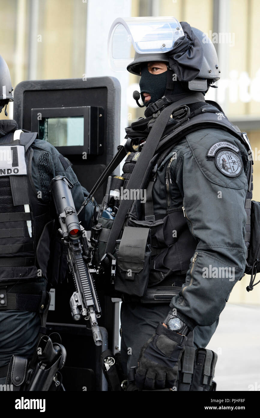 Police of BRI (Police prefecture of Paris during operation on the site of  the Francois Mitterrand Library in Paris) France Stock Photo - Alamy