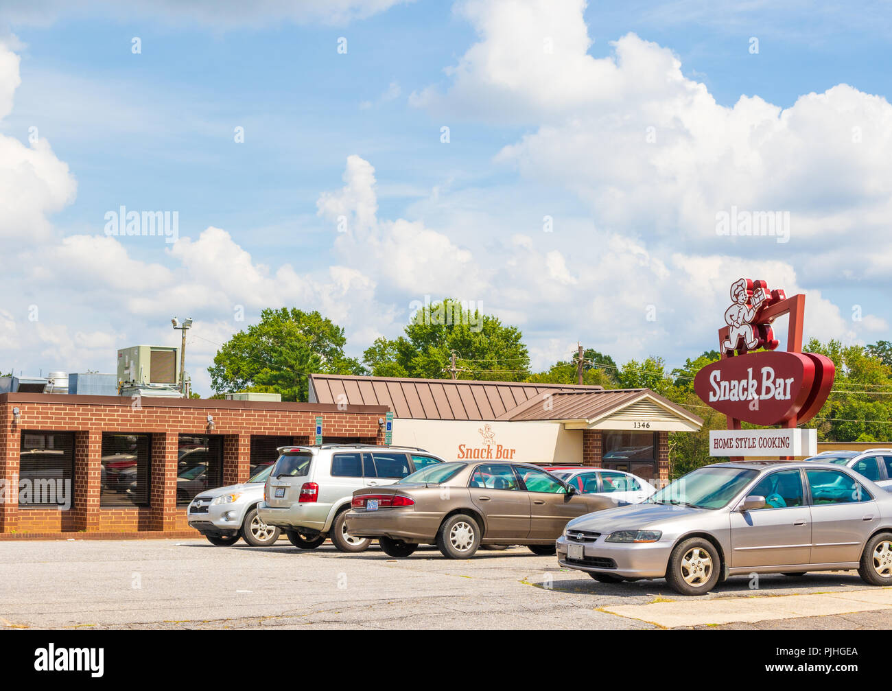 HICKORY, NC, USA-9/6/18: A local tradition, this southern restaurant has been in business for 70 years. One man in car in parking lot. Stock Photo