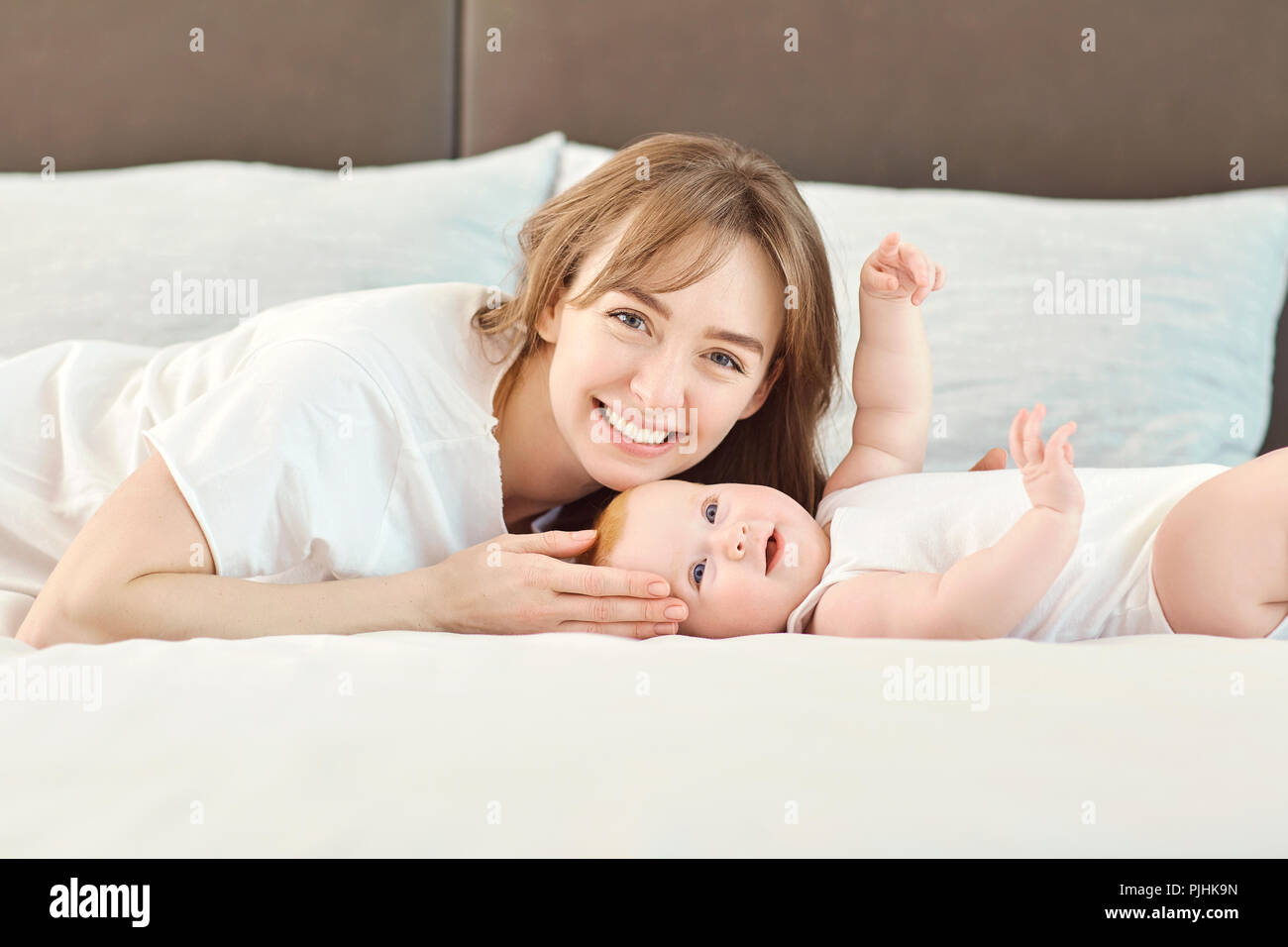 Baby look at mother hi-res stock photography and images - Alamy