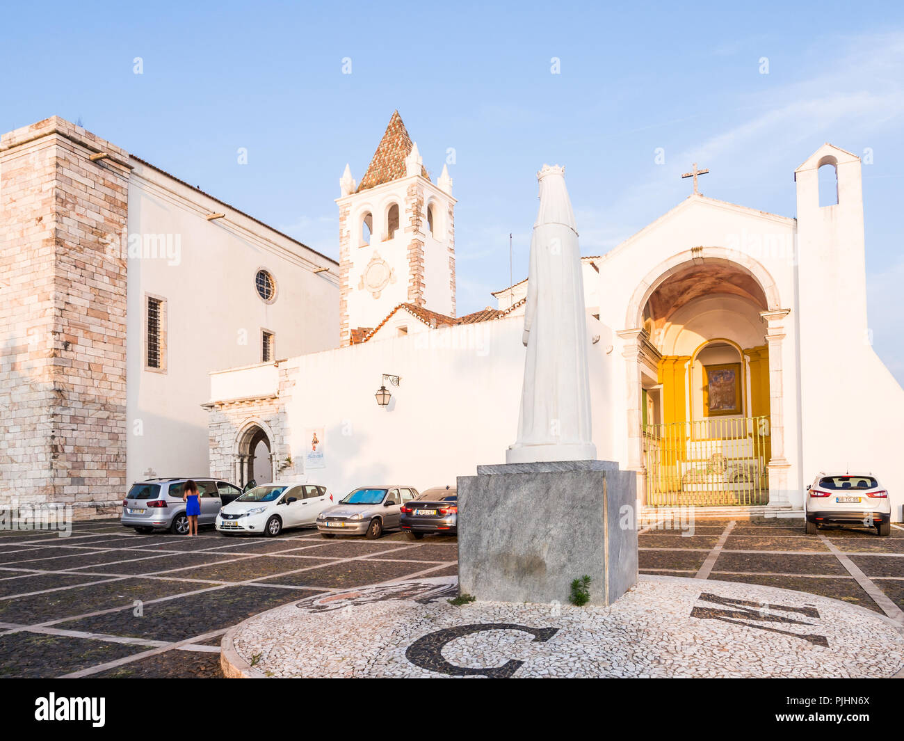 ESTREMOZ, PORTUGAL – AUGUST 23, 2018: Nosso Senhor dos Inocentes church with  Statue of Rainha Santa Isabel in front of it in Estremoz, Portugal. Stock Photo