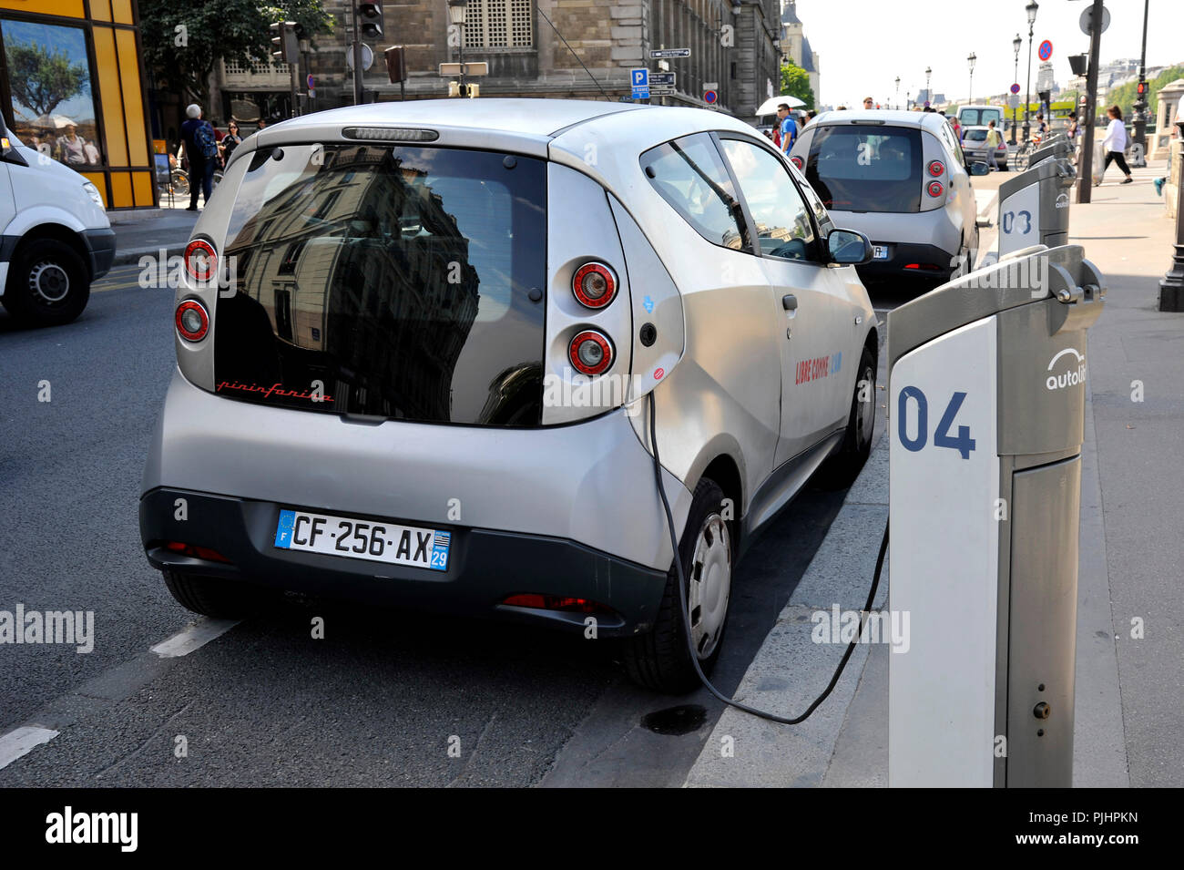 Parisian Bollore Electric Car Is Cheap; Requires Battery Rental
