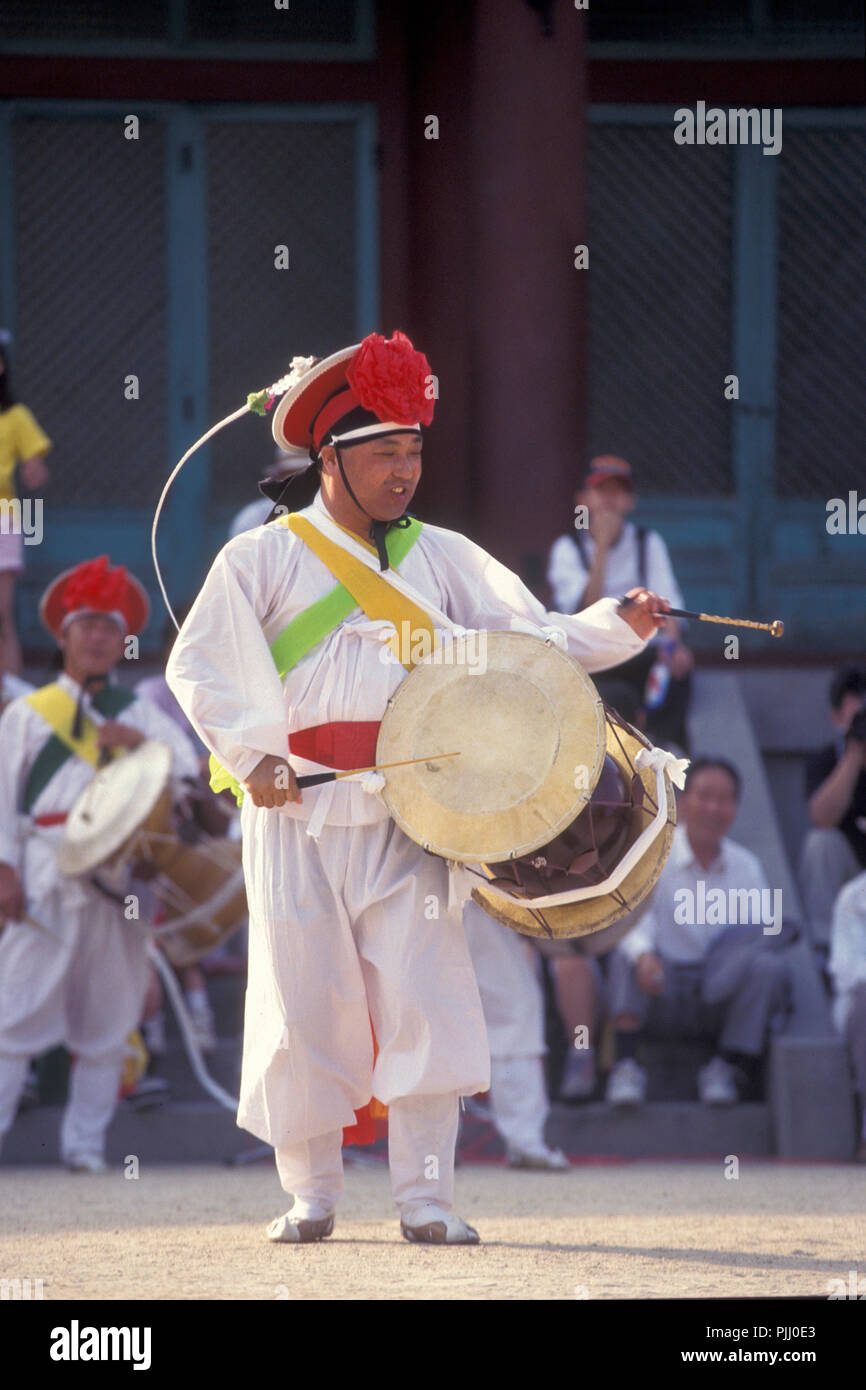 a traditional korean dance show in the city of Seoul in South Korea in