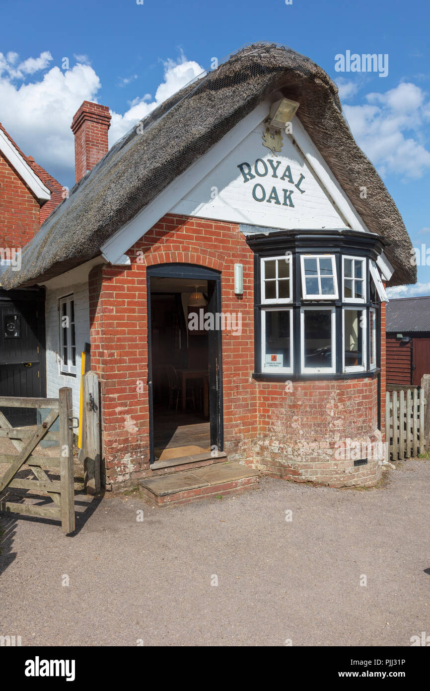 Royal Oak pub at Fritham, Lyndhurst, Hampshire in the New Forest, popular thatched pub with walkers and cyclists. Hampshire, UK Stock Photo