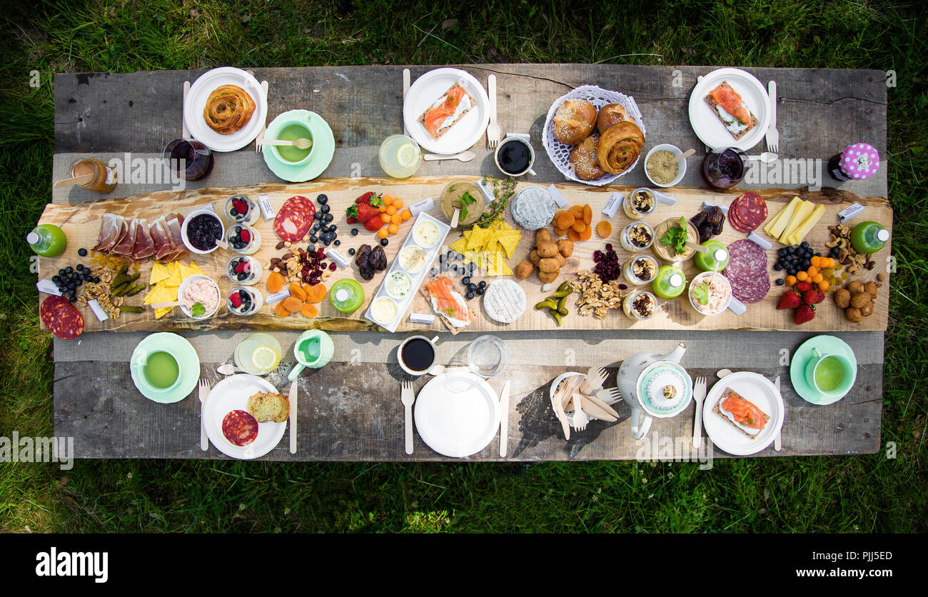 Top view of a brunch table in the countryside. Mandatory credit: Design  culinaire : food-design-studio.fr Stock Photo - Alamy