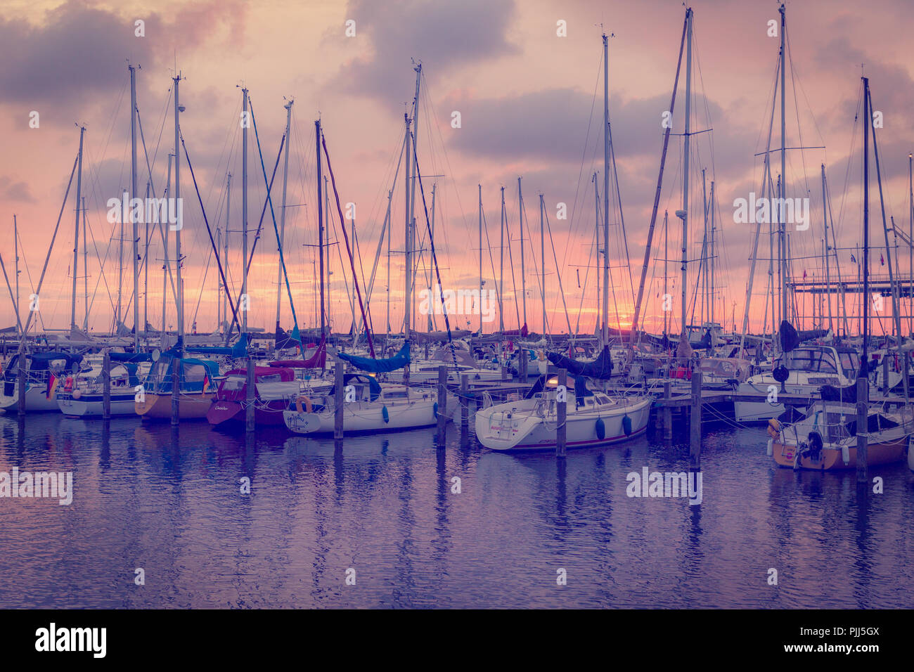 Europa Holland Amsterdam Hafen in Amsterdam Nachtaufnahme im Sommer 2018 Instagram Style Stock Photo