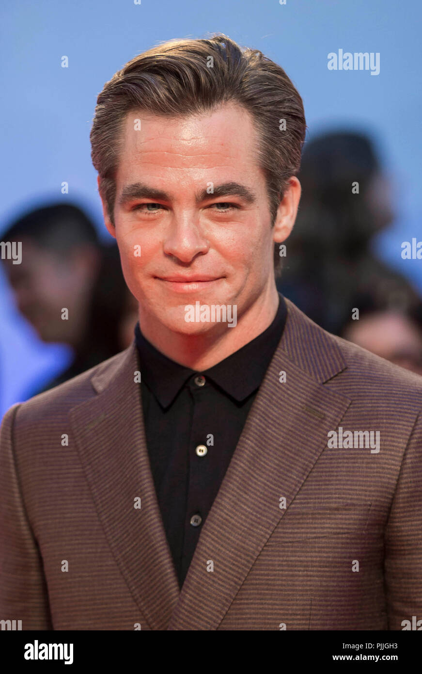 Toronto, Canada. 6th Sep, 2018. Actor Chris Pine poses for photos before the world premiere of the opening film "Outlaw King" at Roy Thomson Hall during the 2018 Toronto International Film Festival (TIFF) in Toronto, Canada, Sept. 6, 2018. Credit: Zou Zheng/Xinhua/Alamy Live News Stock Photo