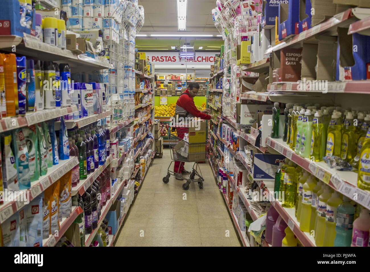 Buenos Aires, Federal Capital, Argentina. 7th Sep, 2018. The Ministry of Production and Labor announced on Thursday the renewal of the program ''Caring Prices'', with more than 550 products, while stressing that 127 foods and beverages are included in the basic basket, valid until January 6 2019. Credit: Roberto Almeida Aveledo/ZUMA Wire/Alamy Live News Stock Photo