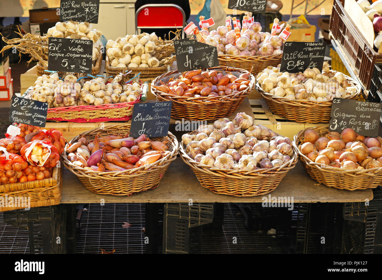 Baskets with variety of onion and garlic bulbs Stock Photo Alamy