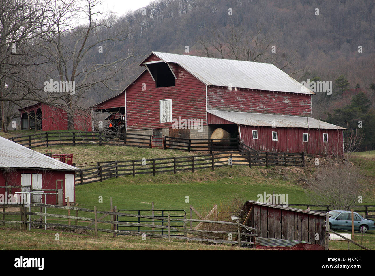 Barn and wooden structures in Virginia's countryside Stock Photo