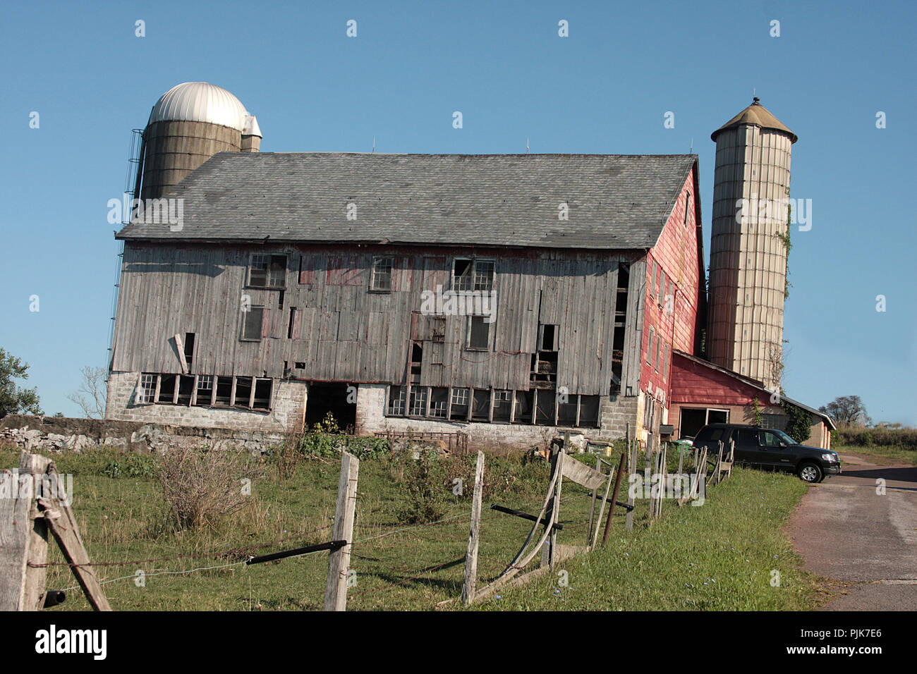 Large old barn in Virginia's countryside Stock Photo