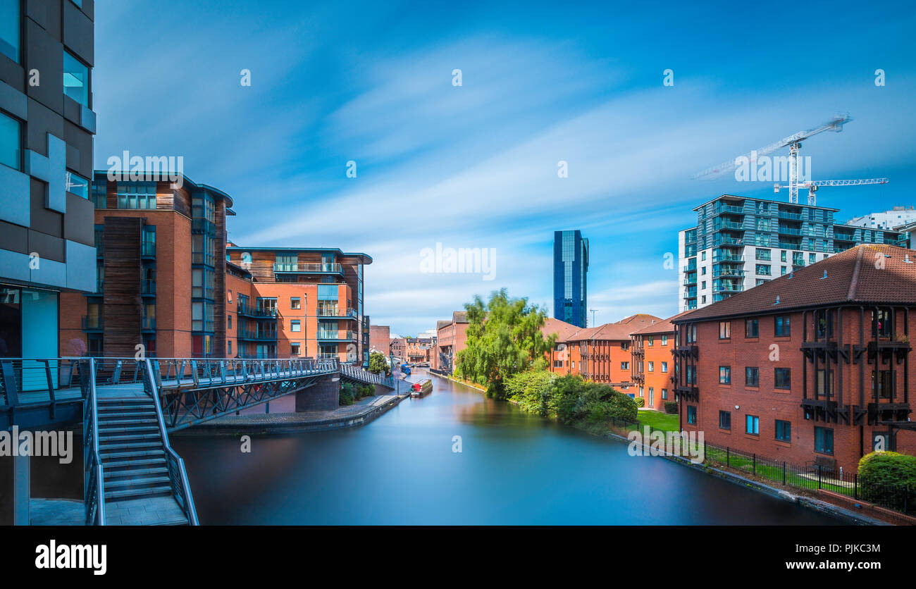 The Birmingham Canal Old Main Line with Salvage Turn Bridge and The Cube on the left Stock Photo