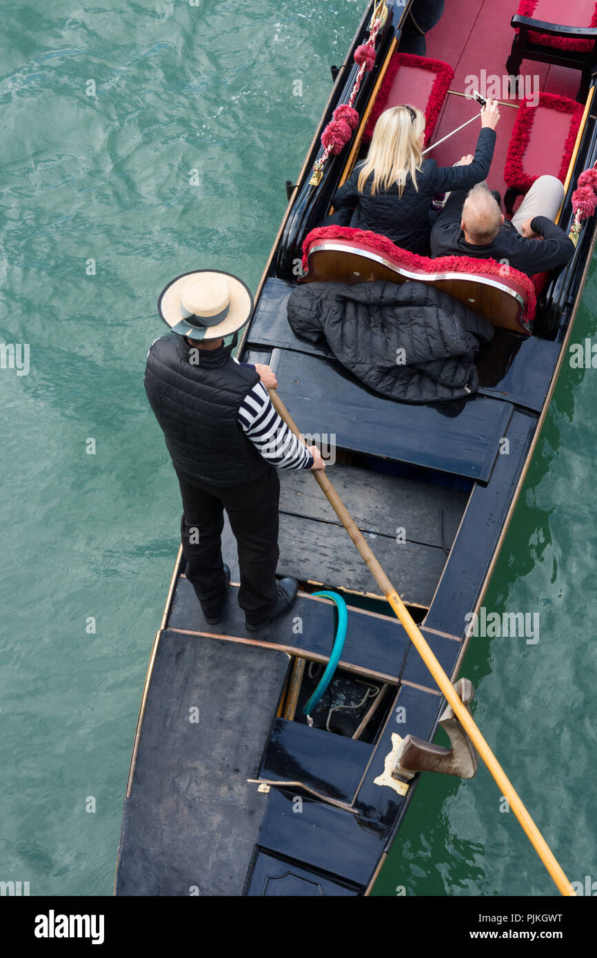 Gondola venice couple hi-res stock photography and images - Alamy