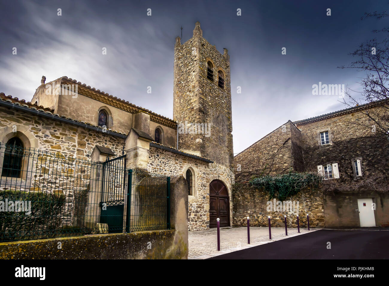 Église Saint-Sébastien, built from the 2nd century in Romanesque-Gothic style, the tower (Tour Sarrasine) was first built in the Minervois with a flat terrace with parapet wall and corner decoration Stock Photo