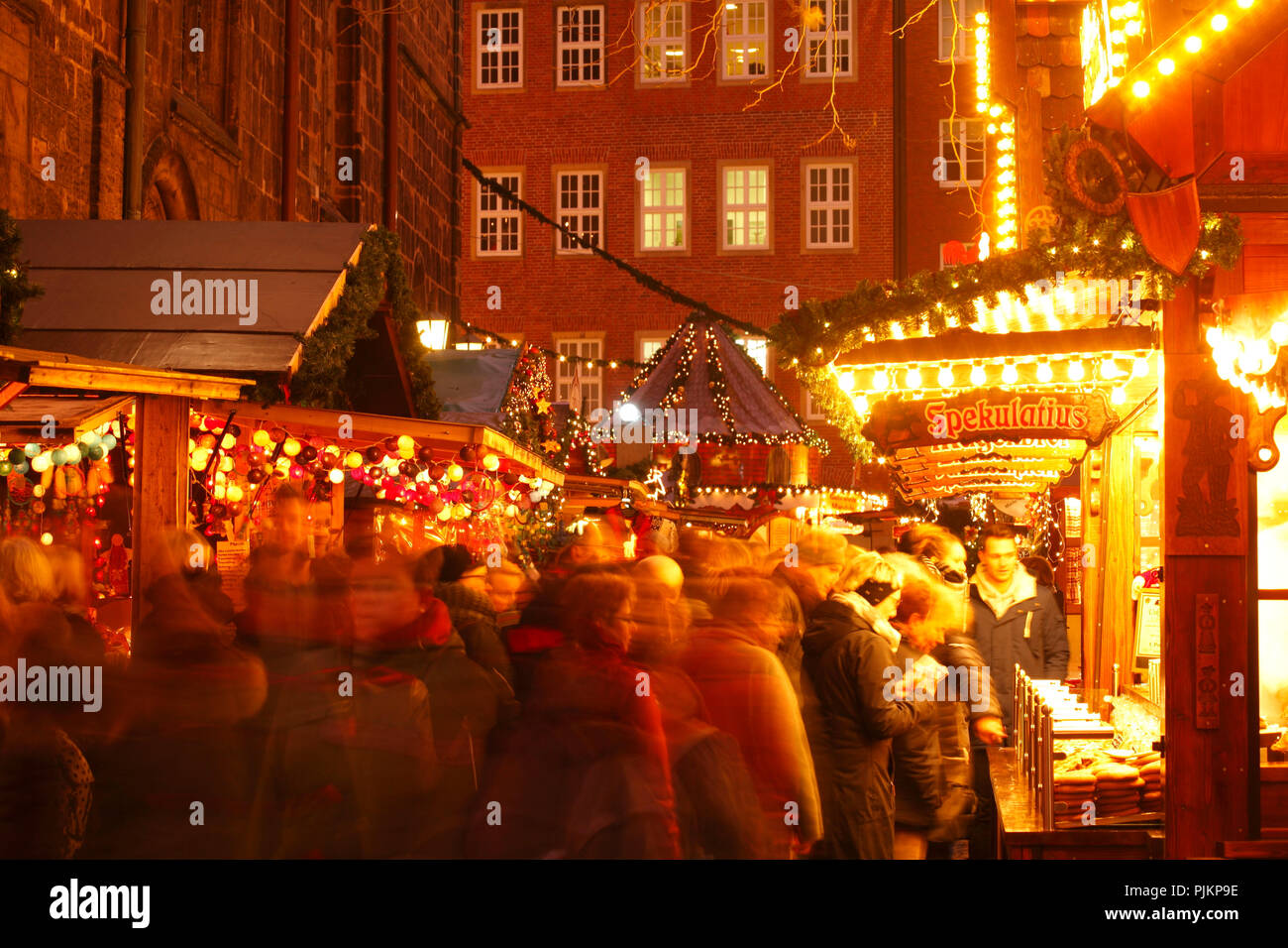 Liebfrauen church yard and Christmas Market Stalls at dusk, Bremen, Germany Stock Photo