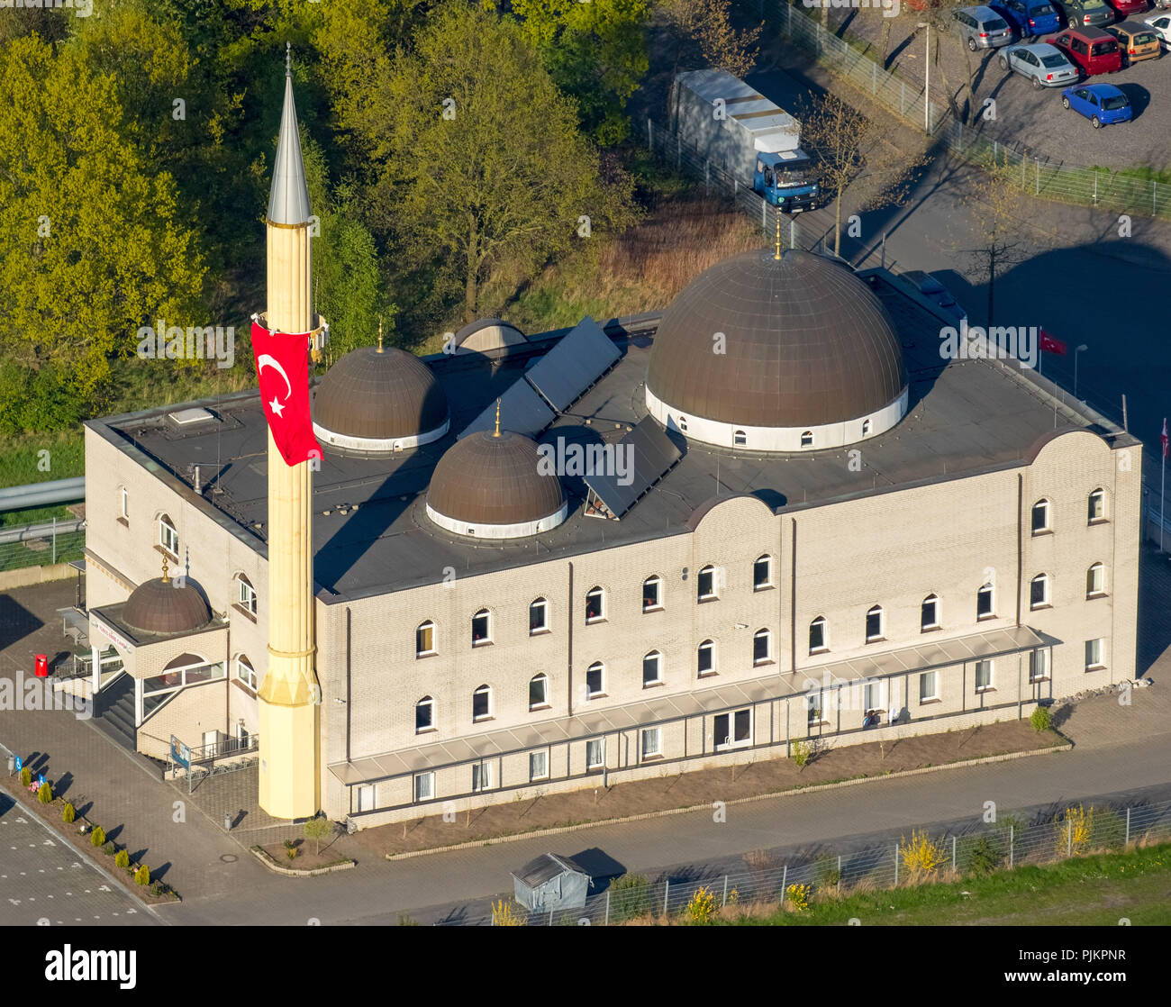 Mosque Heessen, Yunis Emre Camii Mosque, with Turkish flag at minaret, Hamm, Ruhr area, North Rhine-Westphalia, Germany Stock Photo