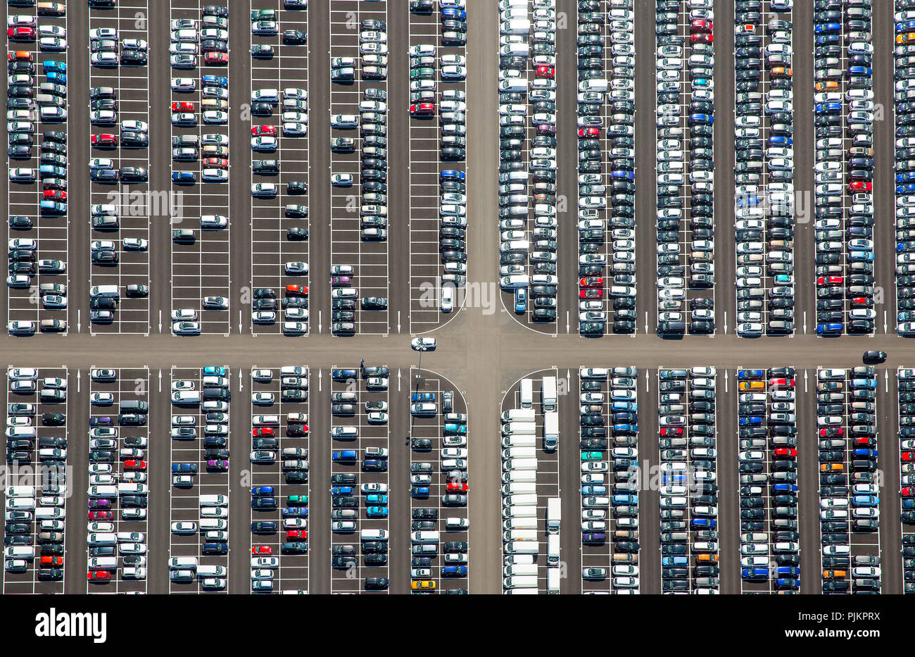 New car parking lot hi-res stock photography and images - Alamy