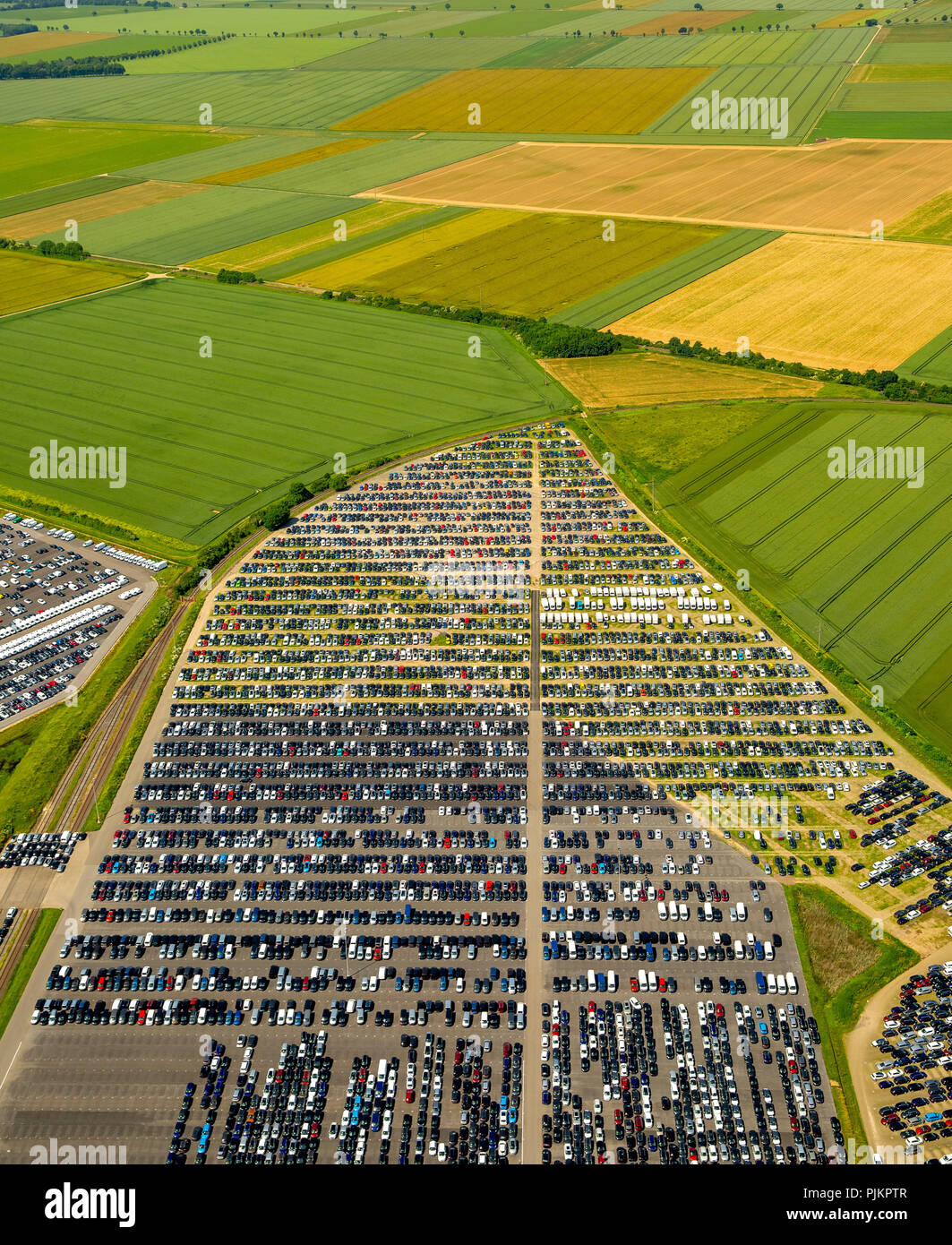 Car parking lot hi-res stock photography and images - Alamy