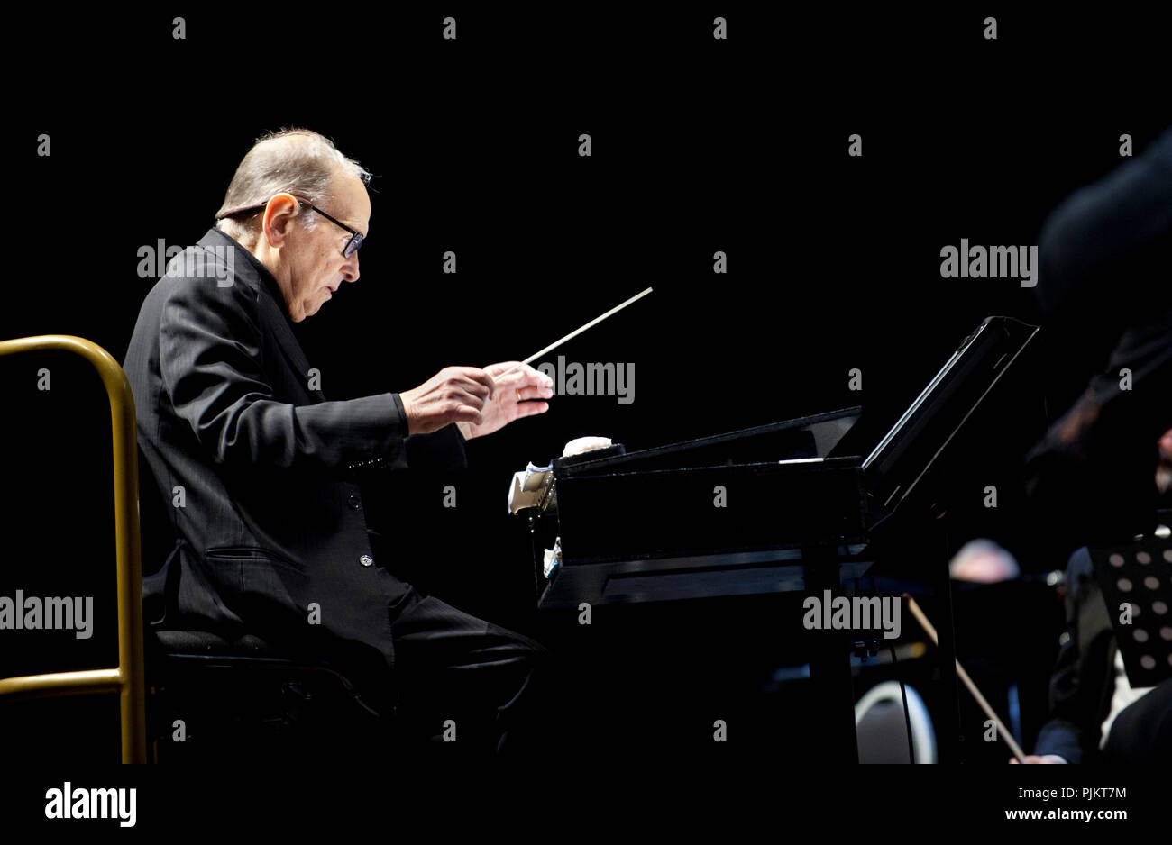  Italian composer Ennio Morricone conducting his 60 Years Of Music World Bildidee 