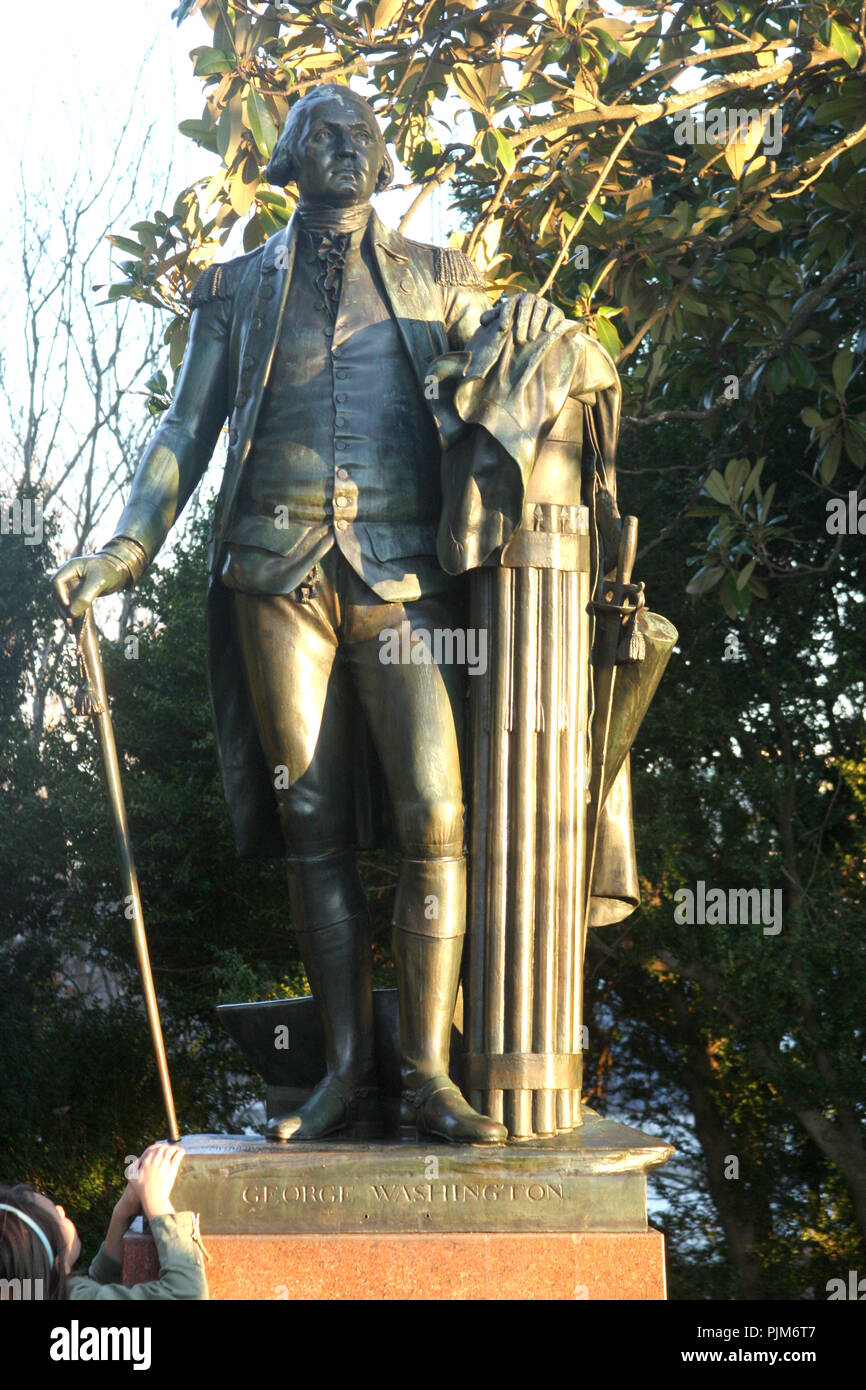 Statue of U.S. President Washington in the campus of University