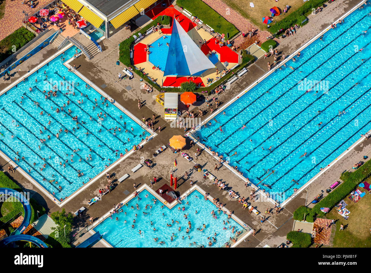 Outdoor pool Berge, Bathers, Pool, Sunbathing, Swimming pool