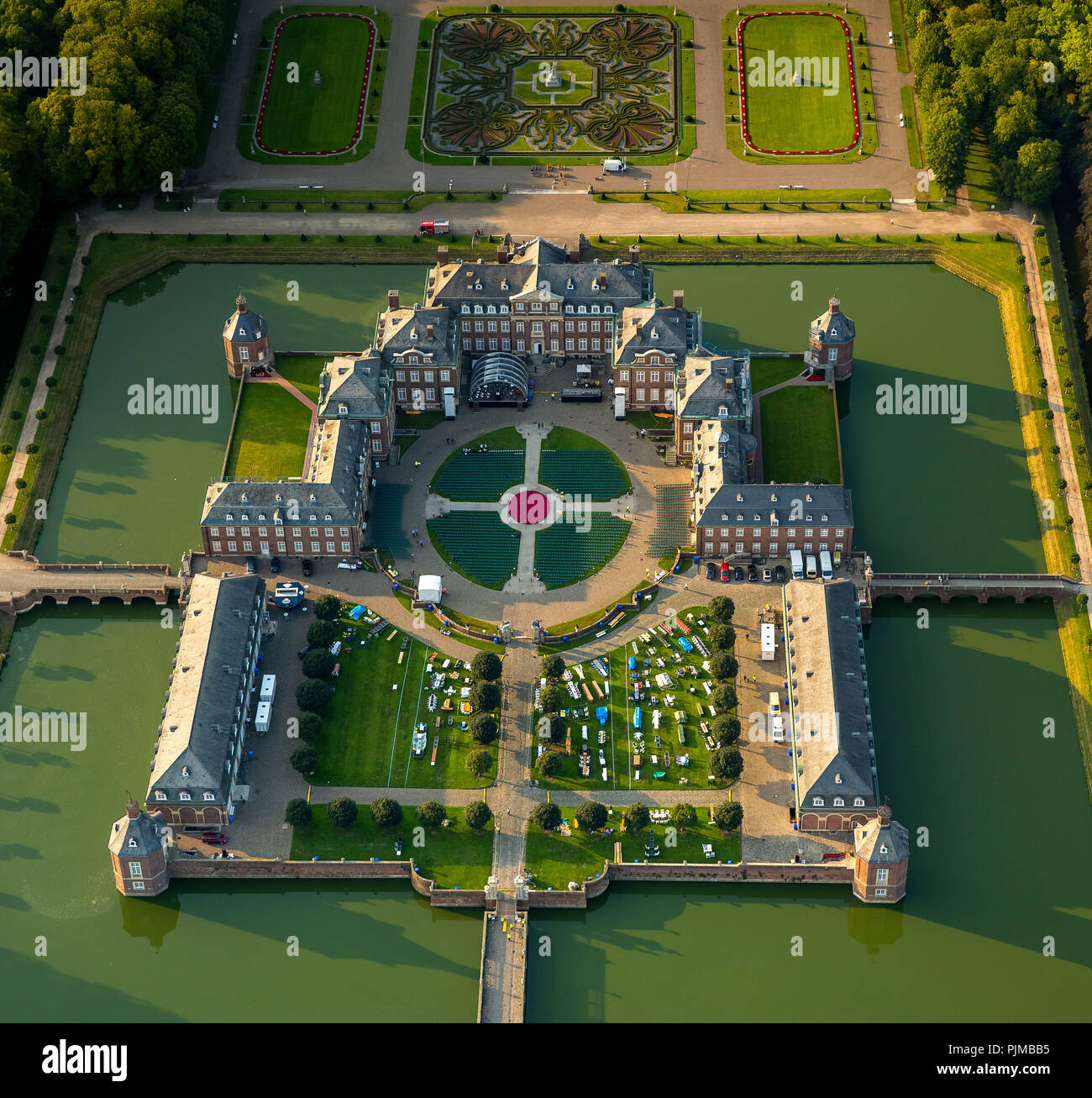 Classical open-air spectacle, Night of the Ten Thousand Candles at the castle in Nordkirchen, Baroque palace, Baroque garden, moated castle, Versailles of Münsterland, Gräften, Nordkirchen, Münsterland, North Rhine-Westphalia, Germany Stock Photo