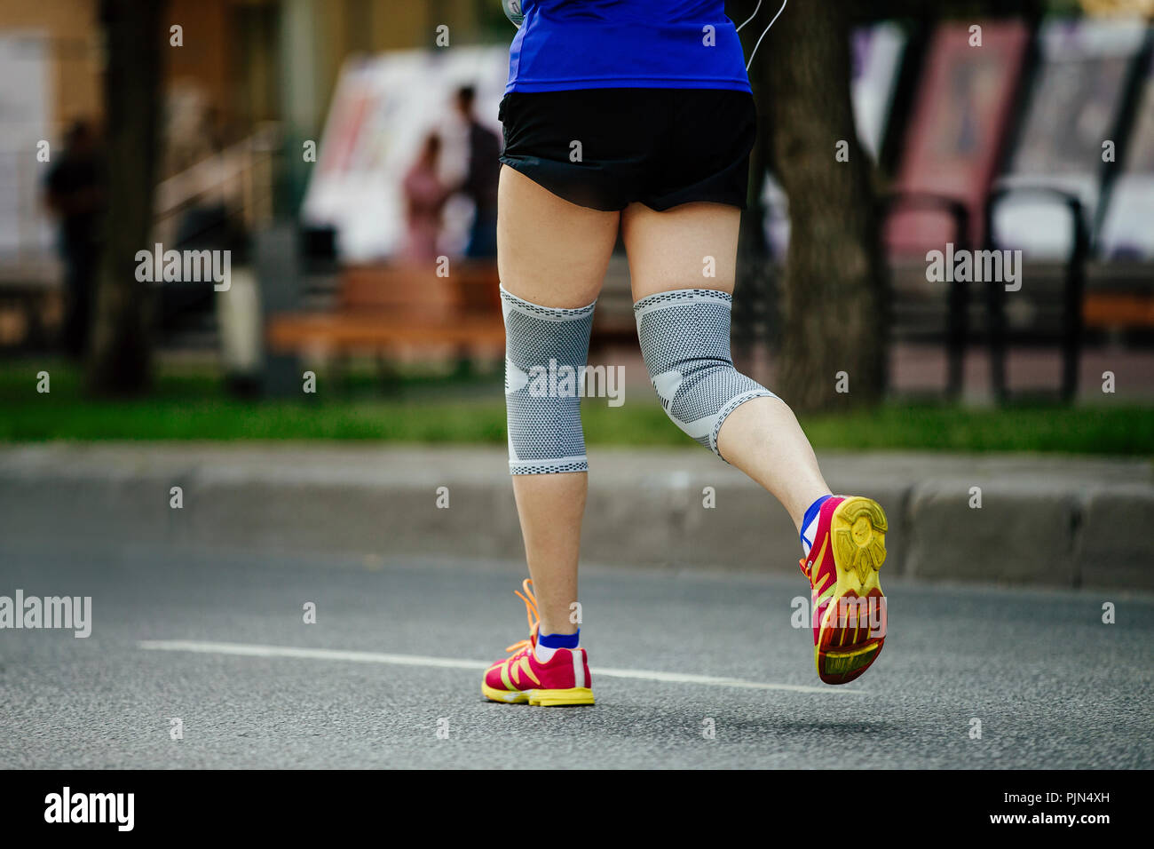 Knee pads hires stock photography and images Alamy