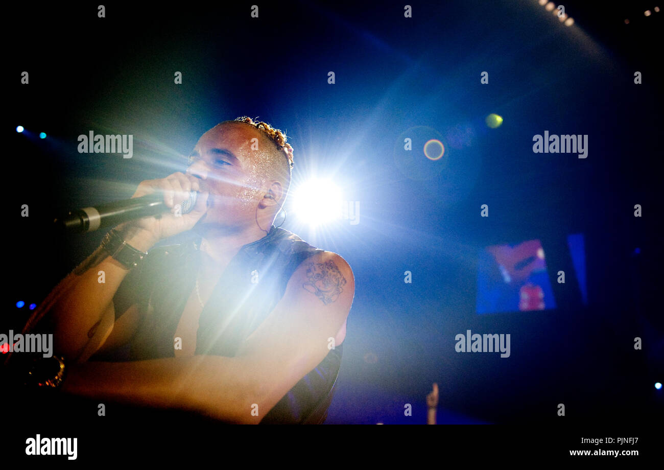 Ray & Anita, formerly 2 Unlimited, performing their first reunion