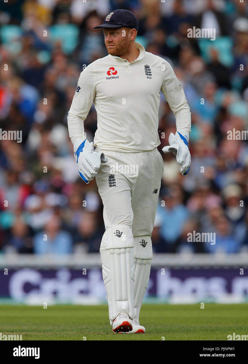 Wicket keeping hires stock photography and images Alamy