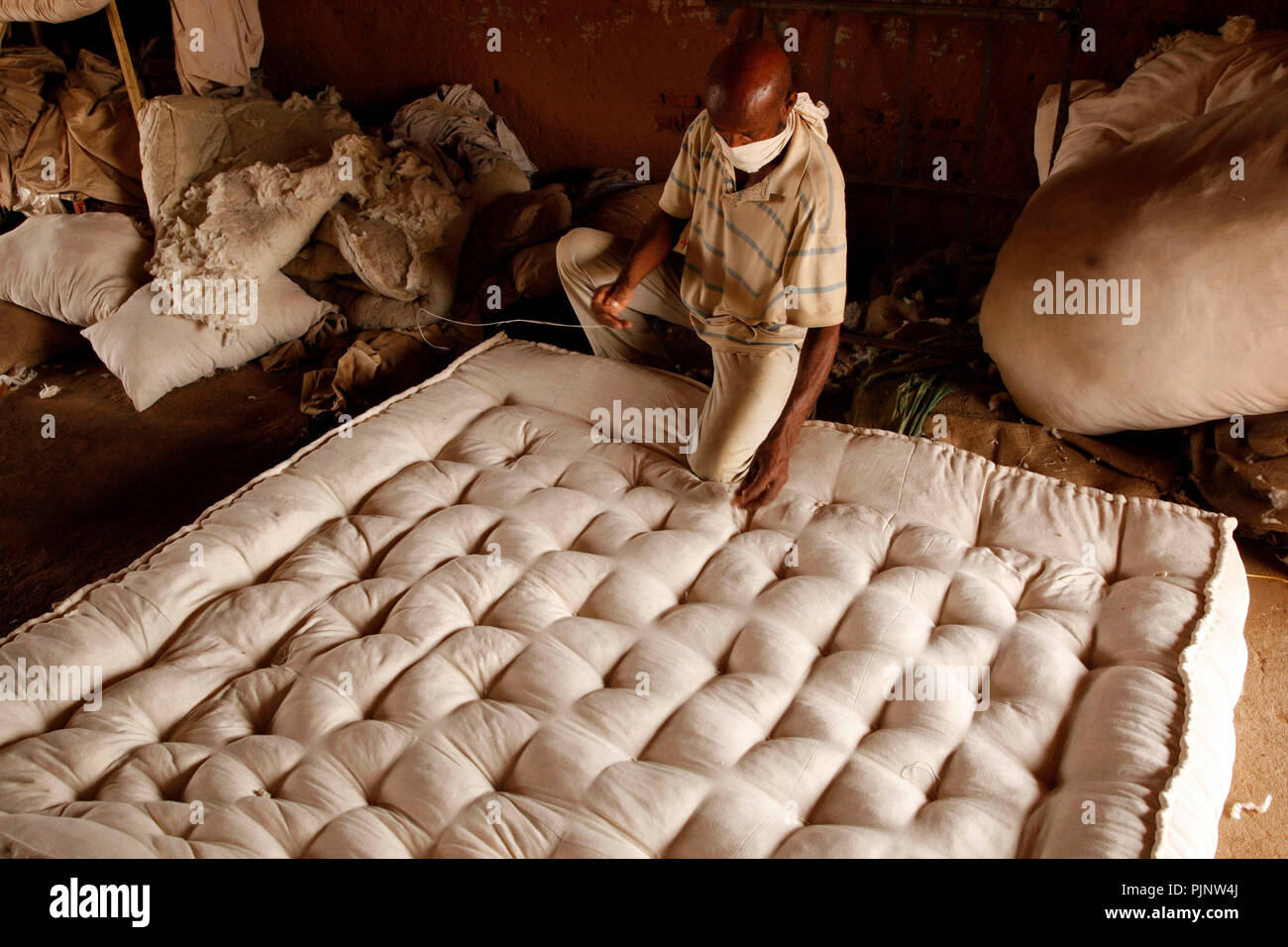 Omdurman, Sudan. 8th Sep, 2018. A worker makes cotton bed mattresses in Omdurman, Sudan, Sept. 8, 2018. Credit: Mohamed Khidir/Xinhua/Alamy Live News Stock Photo