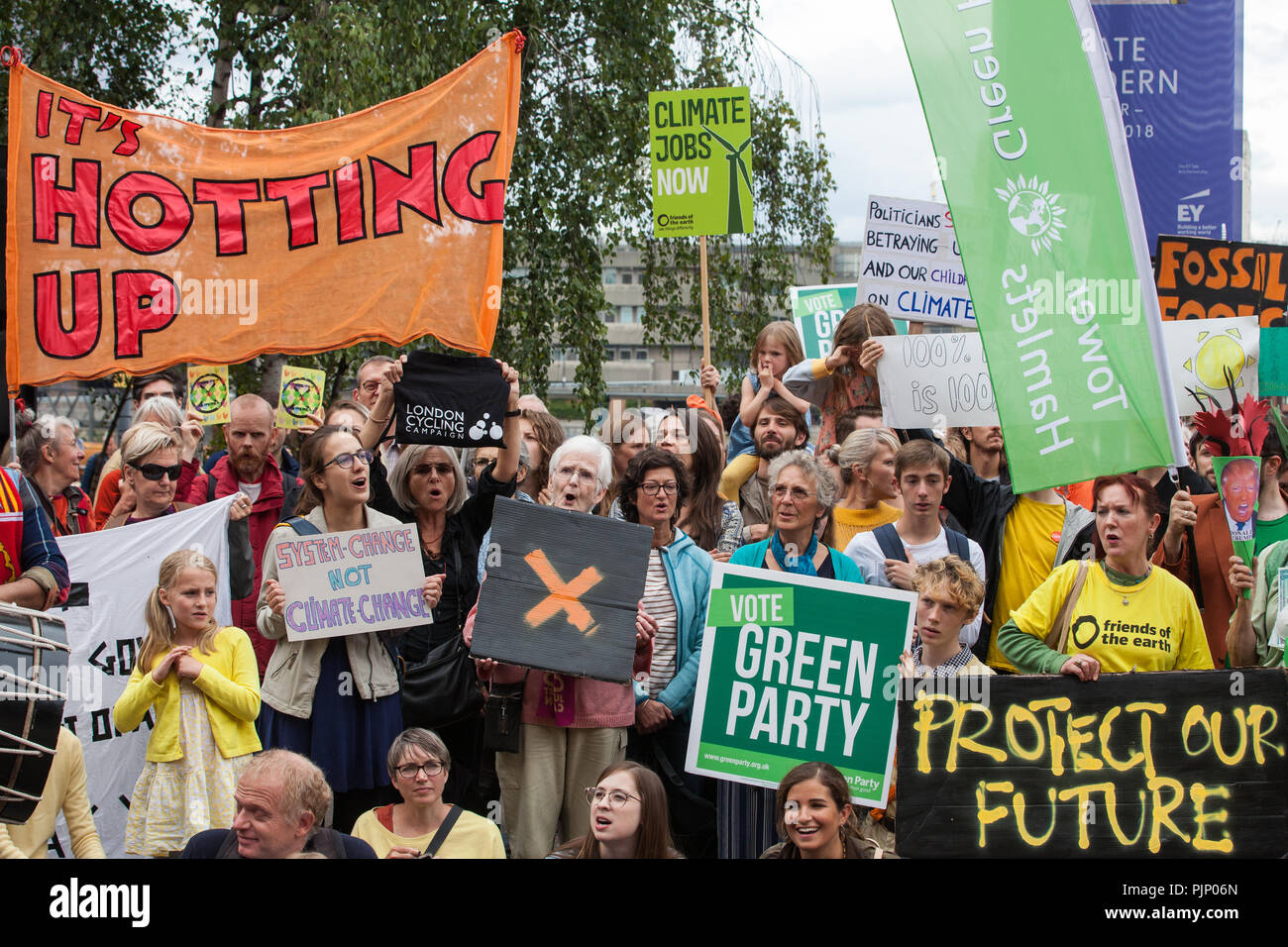 London, UK. 8th Sep, 2018. Environmental campaigners hold a rally ...