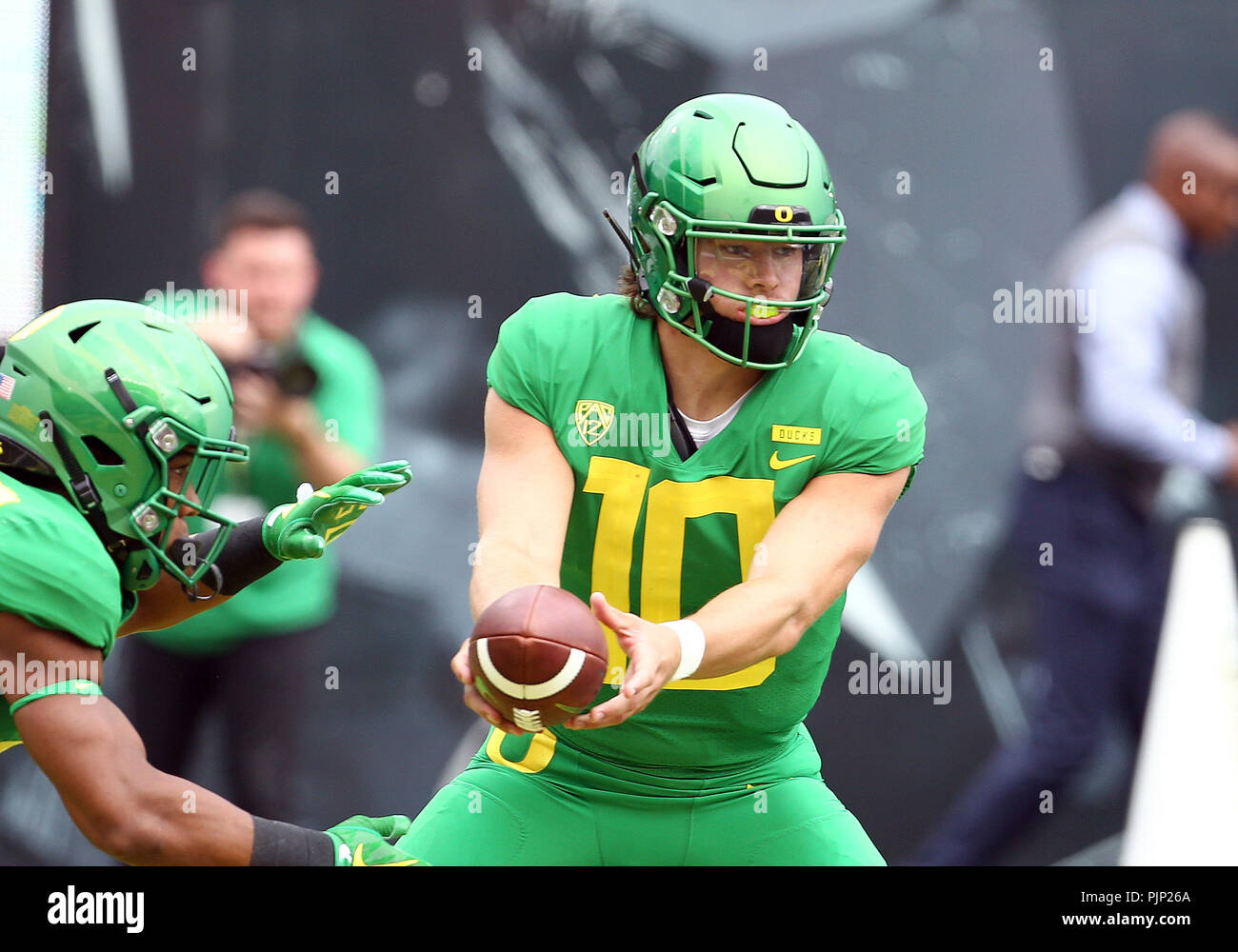 Autzen Stadium, Eugene, OR, USA. 8th Sep, 2018. Oregon Ducks quarterback Justin Herbert (10) hands off the ball during the NCAA football game between the Portland State Vikings and the Oregon Ducks at Autzen Stadium, Eugene, OR. Larry C. Lawson/CSM/Alamy Live News Stock Photo
