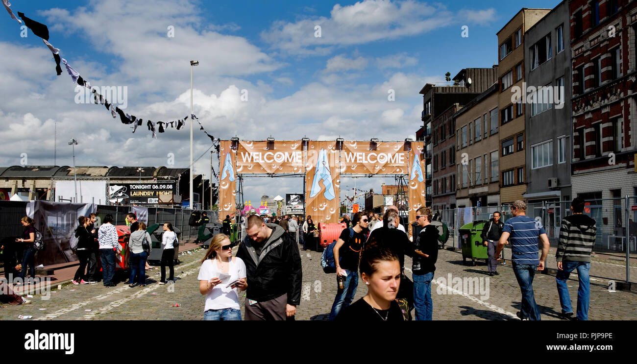 Daytime impressions of the electronic music festival Laundry Day in