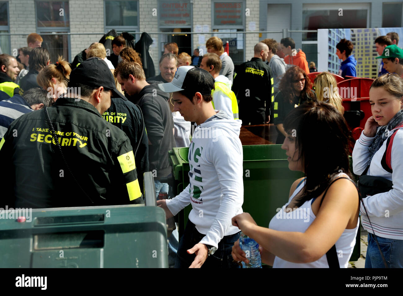 Daytime impressions of the electronic music festival Laundry Day in