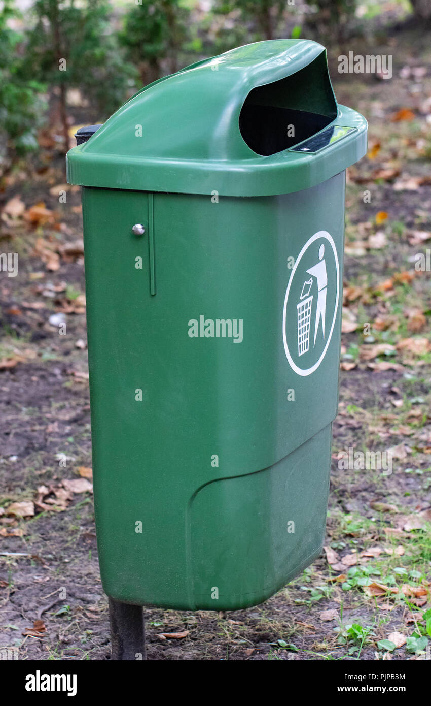garbage can, dustbin, rubbishbin, Trash can in park Stock Photo Alamy
