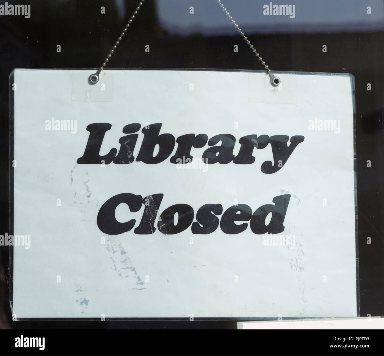 Sign saying 'Library Closed' symbolising closure of libraries as a result of austerity government funding cuts, UK Stock Photo
