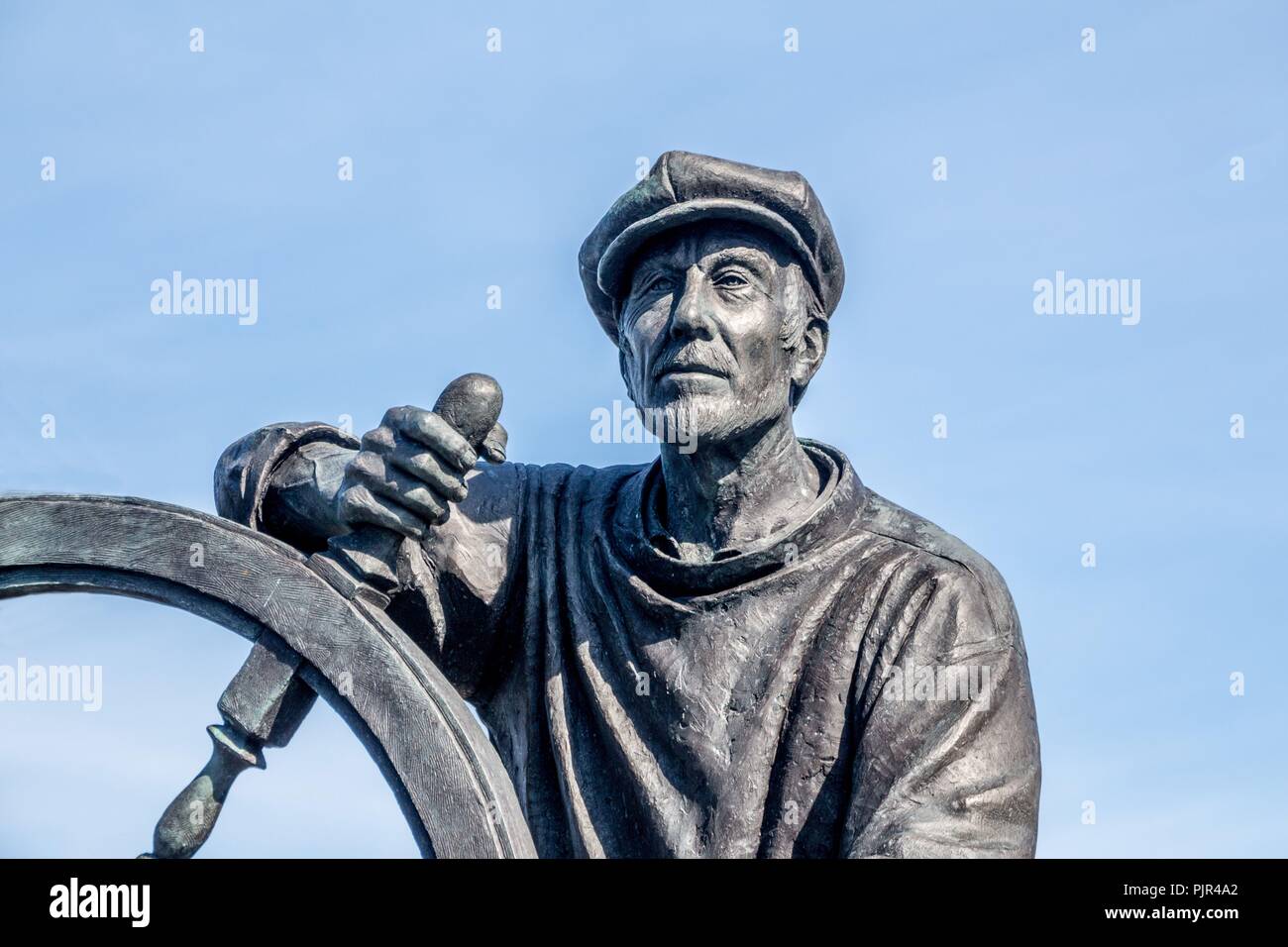Bronze fisherman statue hi-res stock photography and images - Alamy