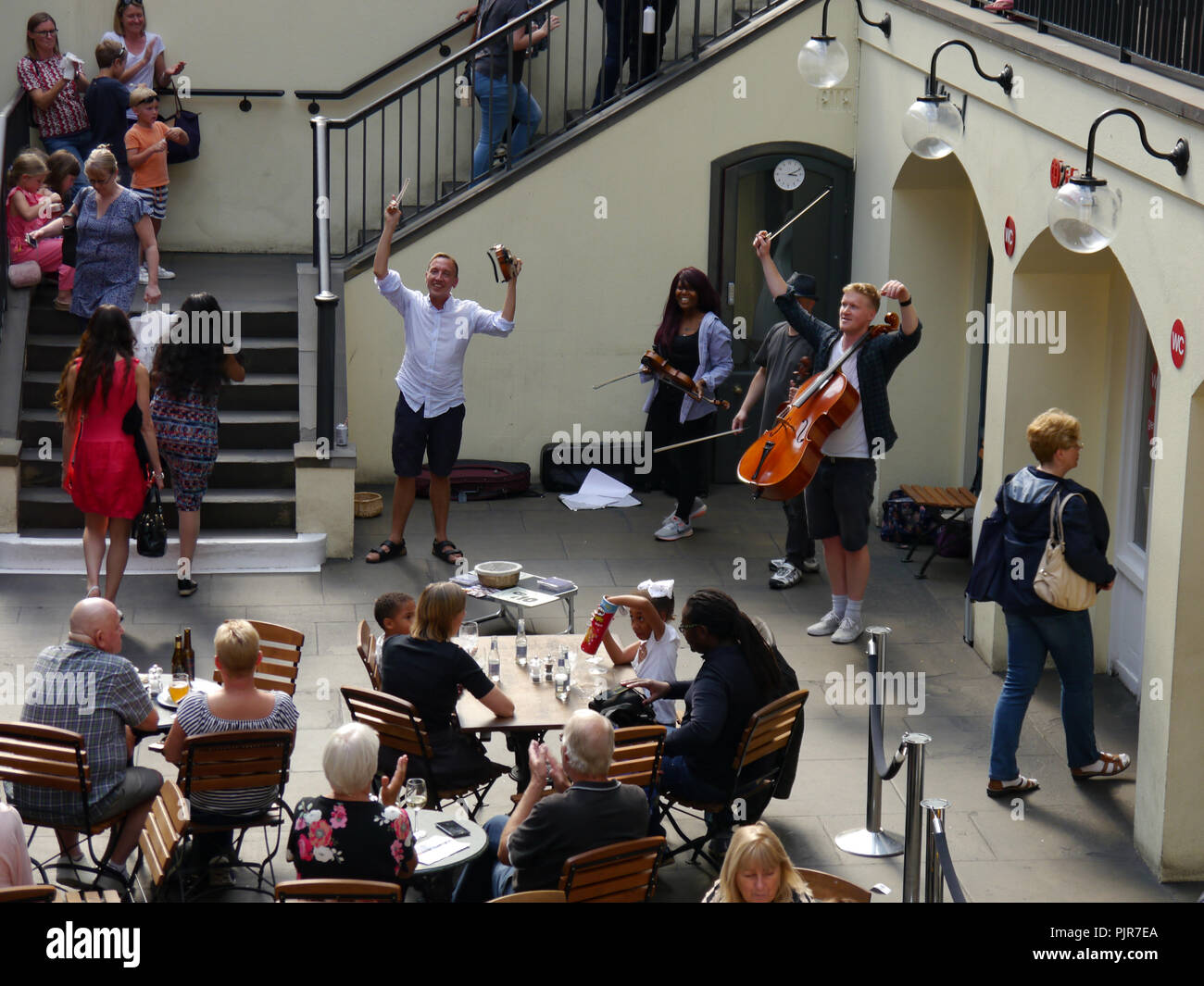 Diners listen to a string trio in Covent Garden, London, England Stock Photo