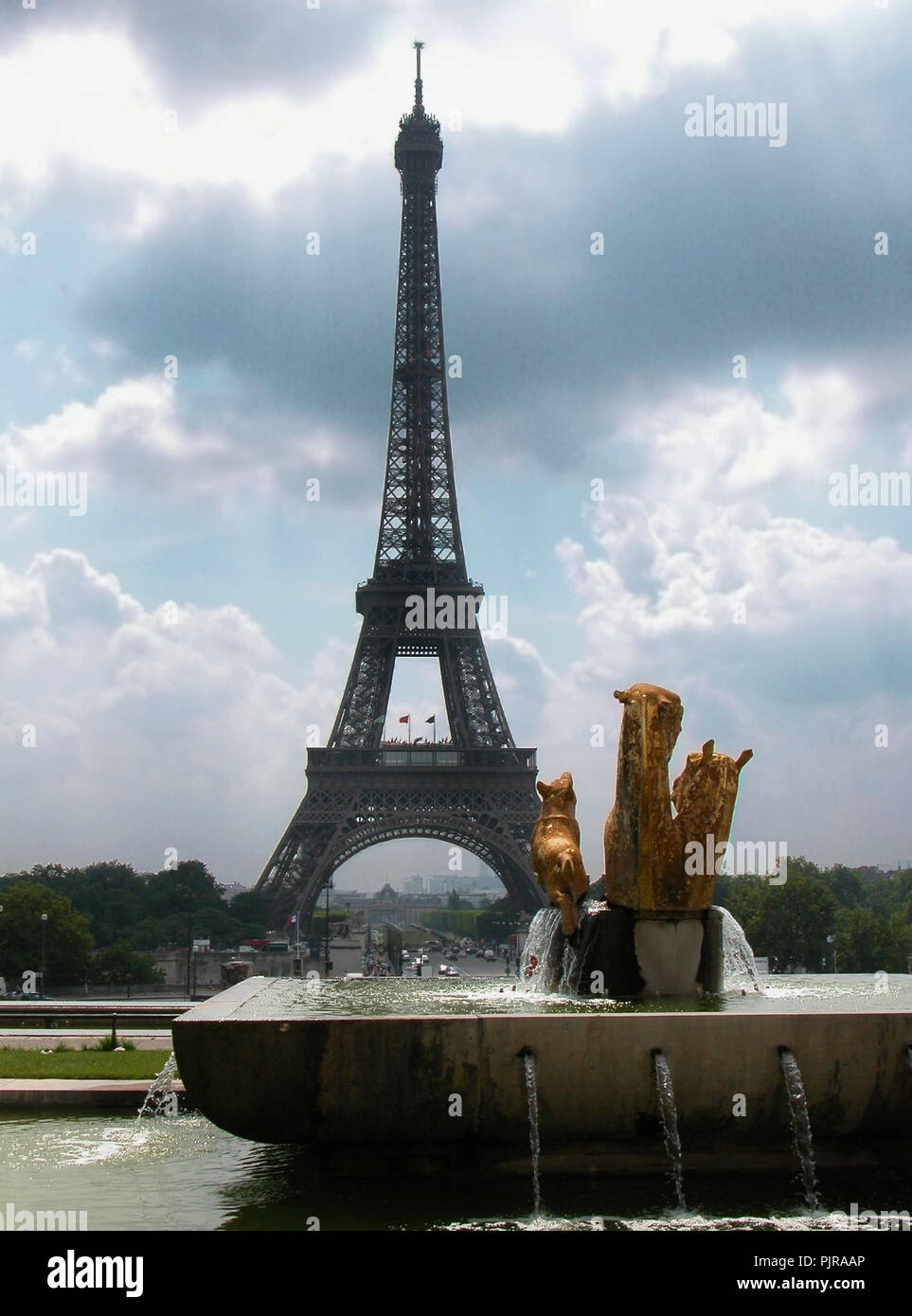 Varsovie Fountain in the Jardins du Trocadéro, Paris, France: Eiffel Tower beyond Stock Photo