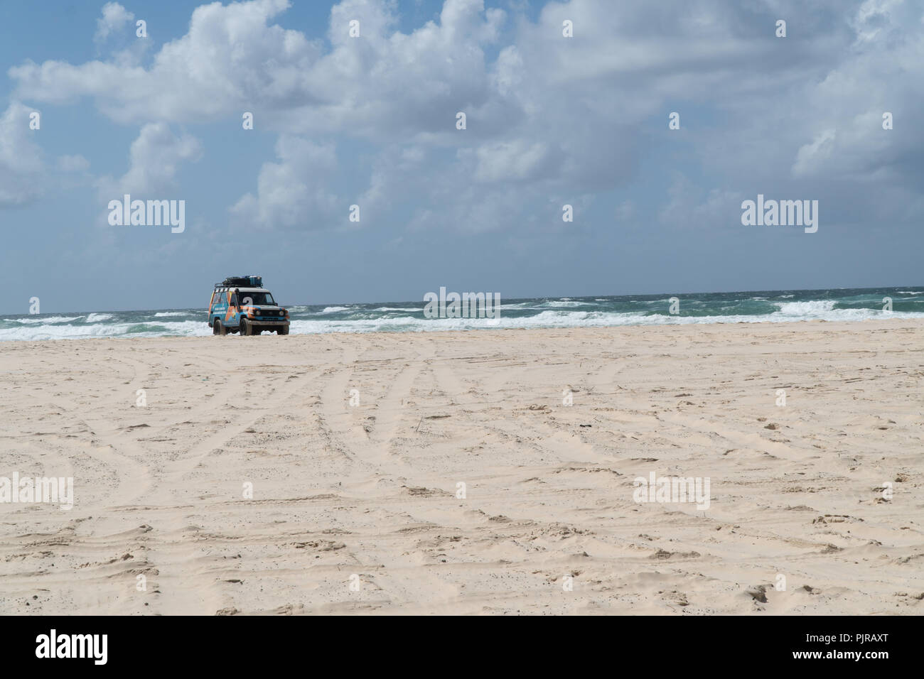 Allrad Jeep at the beach of Fraser Island Stock Photo - Alamy