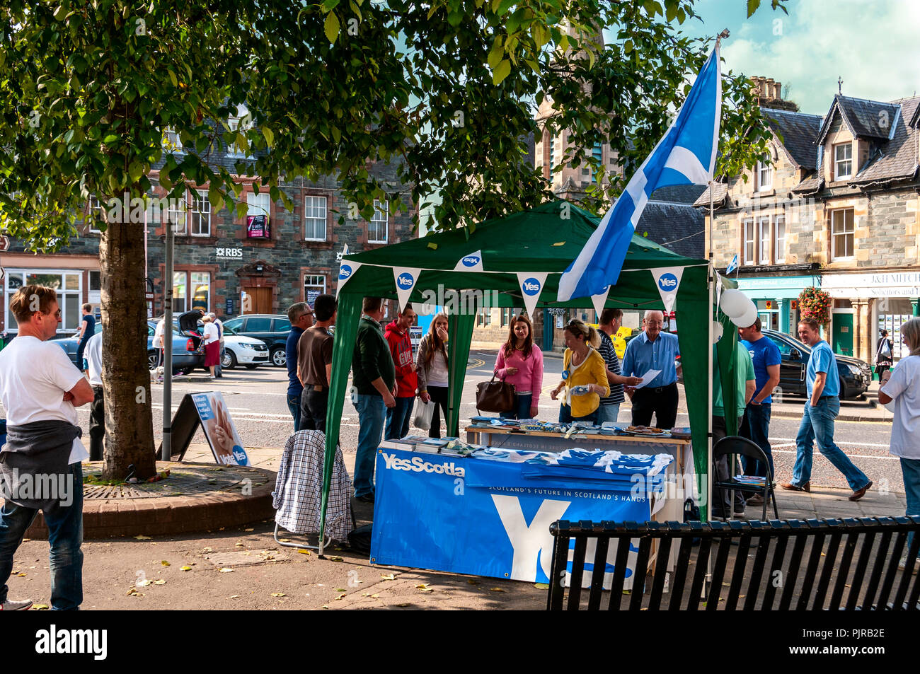 People gather around a kiosk giving out information supporting vote leave during the Scottish referendum in the bustling market town of Aberfeldy Stock Photo