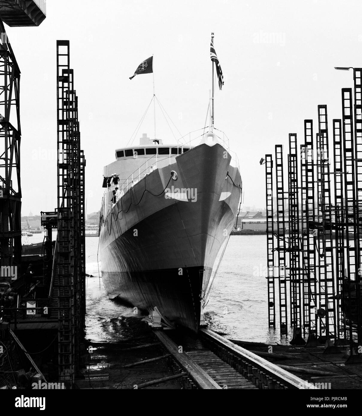 AJAXNETPHOTO. 1968. WOOLSTON,ENGLAND. - NEW FRIGATE LAUNCHED - HMS AMAZON SLIPS DOWN THE LAUNCH WAYS ON THE ITCHEN RIVER. PHOTO:VT COLLECTION/AJXNETPHOTO REF:HDD NA VT AMAZON LAUNCH 1967 Stock Photo