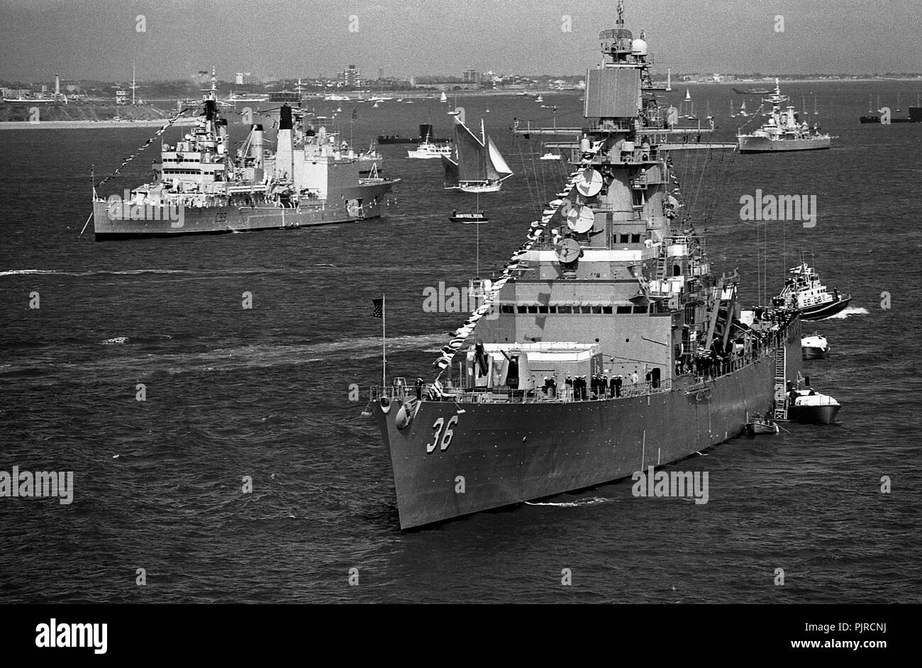 AJAXNETPHOTO. 28TH JUNE, 1977. PORTSMOUTH, ENLAND. - LINE ASTERN -  THE CRUISERS USS CALIFORNIA (36) AND HMS BLAKE (C99) AT THE SILVER JUBILEE FLEET REVIEW.  PHOTO:JONATHAN EASTLAND/AJAX.  REF:HDD ()NA CALIFORNIA 1977 13 Stock Photo