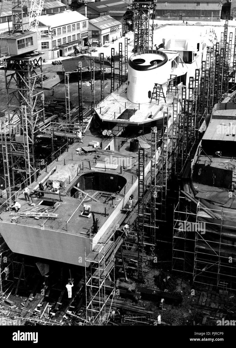 AJAXNETPHOTO. 1966. WOOLSTON, ENGLAND - FRIGATE TAKES SHAPE - MARK 7 FRIGATE (333FT,1600 TONS, 2 X OLYMPUS TURBINE AND DIESEL - CODOG, 37KNOTS.) IN THE FINAL STAGE OF CONSTRUCTION AT THE VOSPER THORNYCROFT YARD. PHOTO: VTCOLLECTION/AJAXNETPHOTO REF:HDD:NAVAL:VT9053 180786 Stock Photo