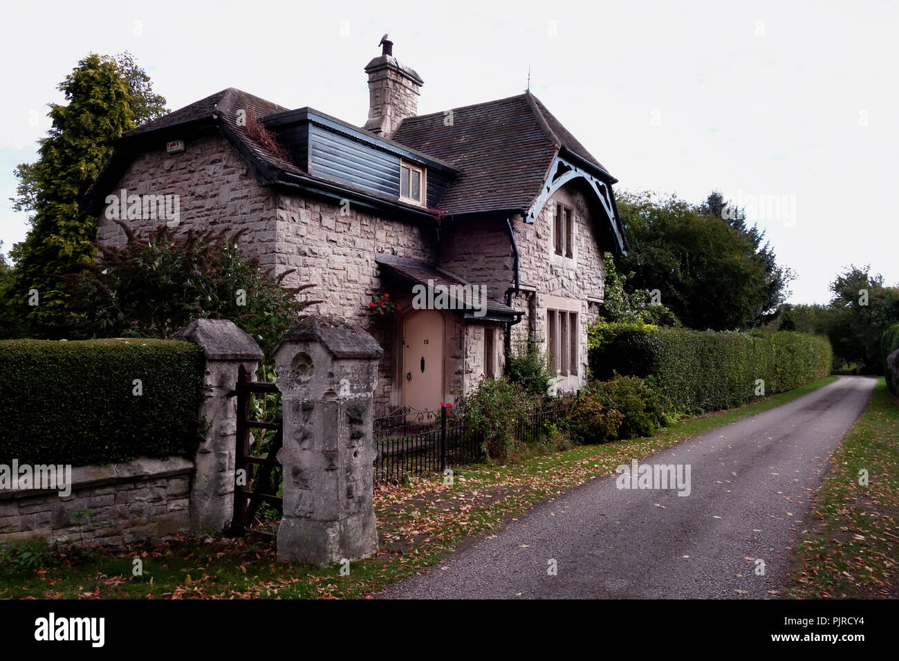 Cottage in an english village hi-res stock photography and images - Alamy